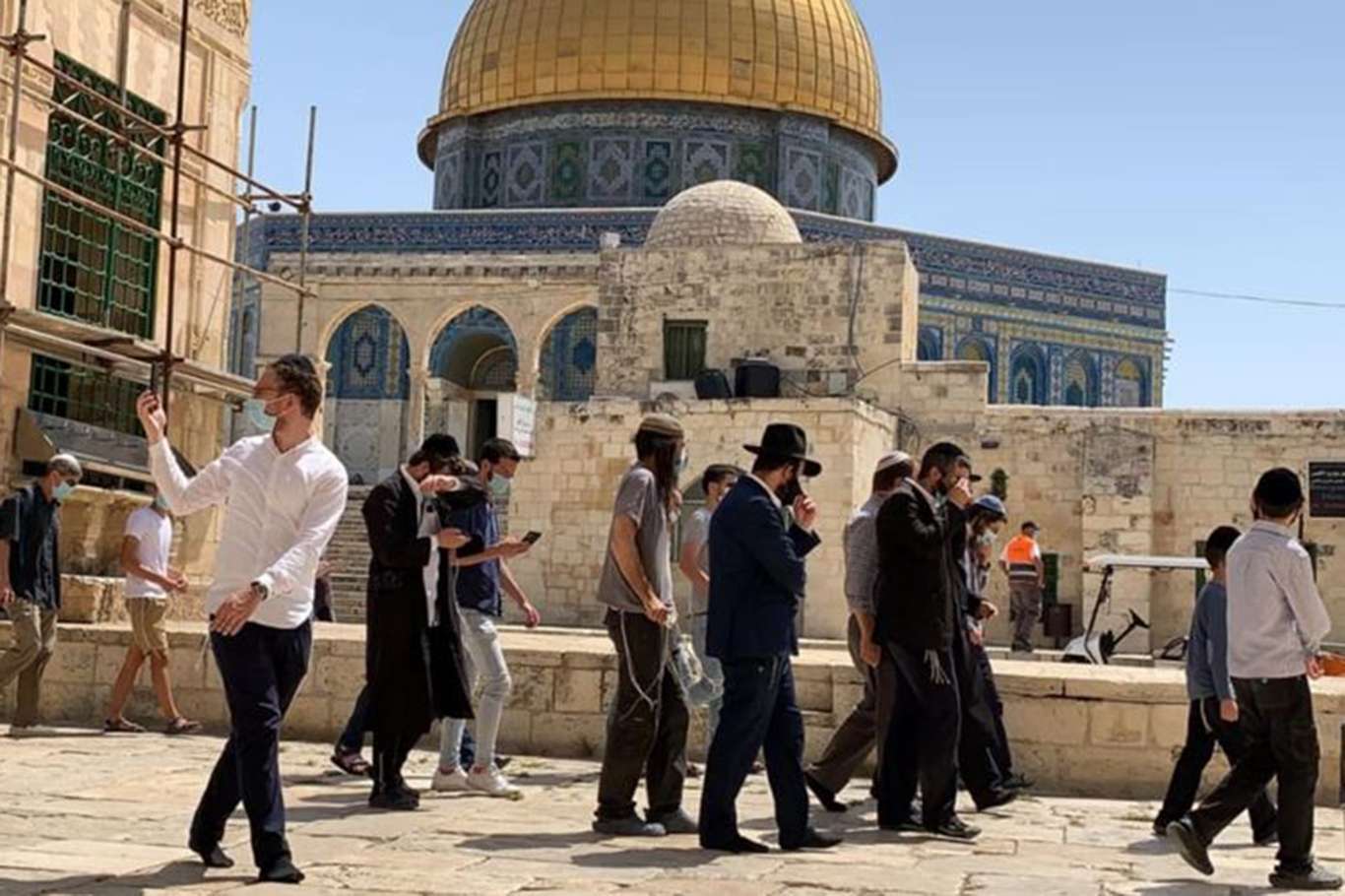 More than 150 zionist settlers defile Aqsa Mosque in morning tour
